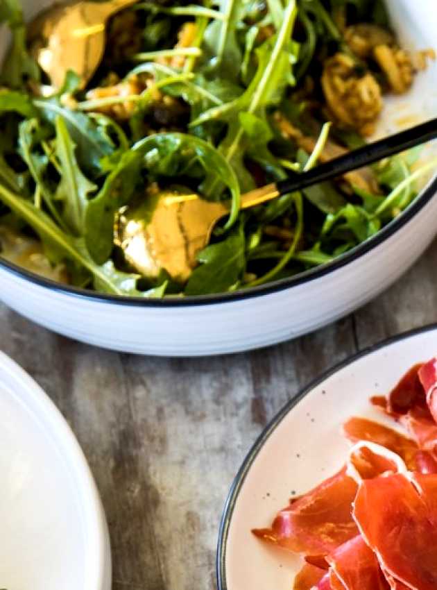 assiette de proscuitto et assiette de roquette