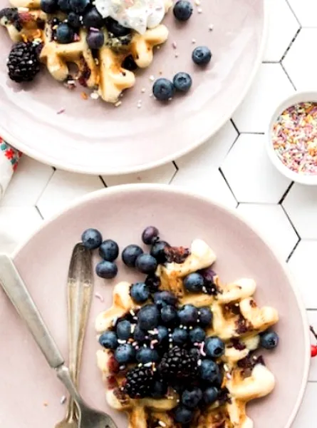 brunch avec gauffres aux fruits et café