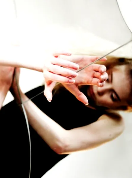 une femme qui se regarde dans le miroir