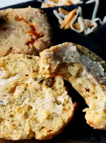 scones au cheddar et piments forts (sans gluten et faible en FODMAP)