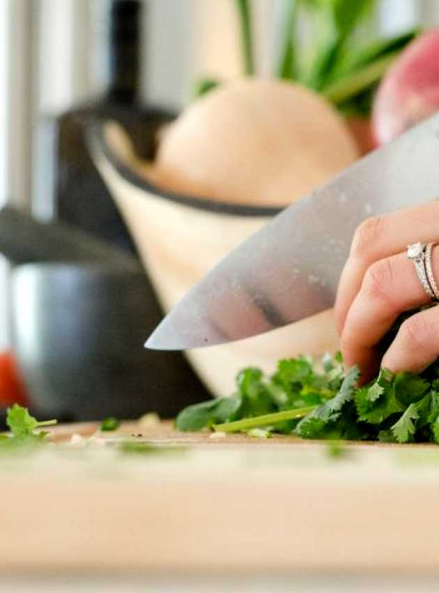 femme coupant avec couteau du chef du persil