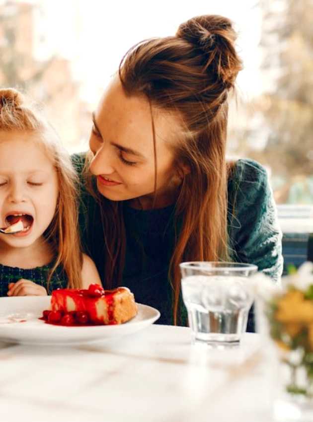 une maman qui nourrit son enfant