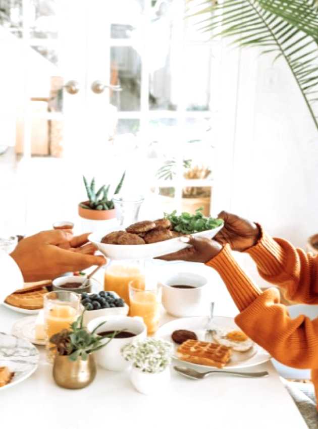 Couple avec enfant se partageant un petit déjeuner