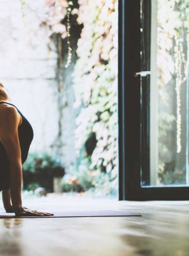 femme faisant du yoga