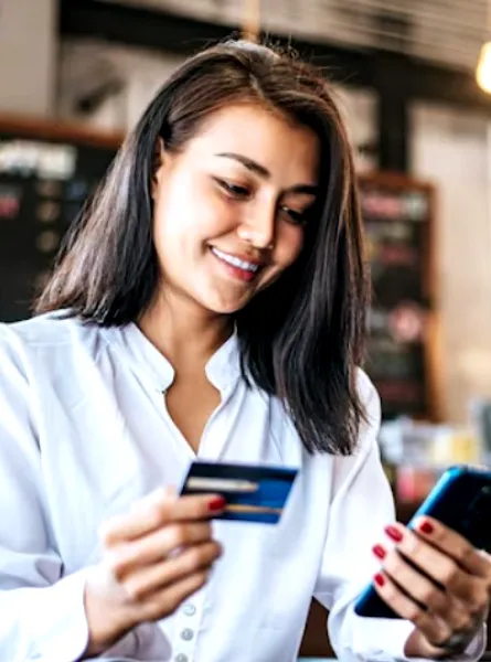 Femme donnant son numéro de carte de crédit au téléphone pour une prise de rendez-vous avec une nutritionniste-diététiste