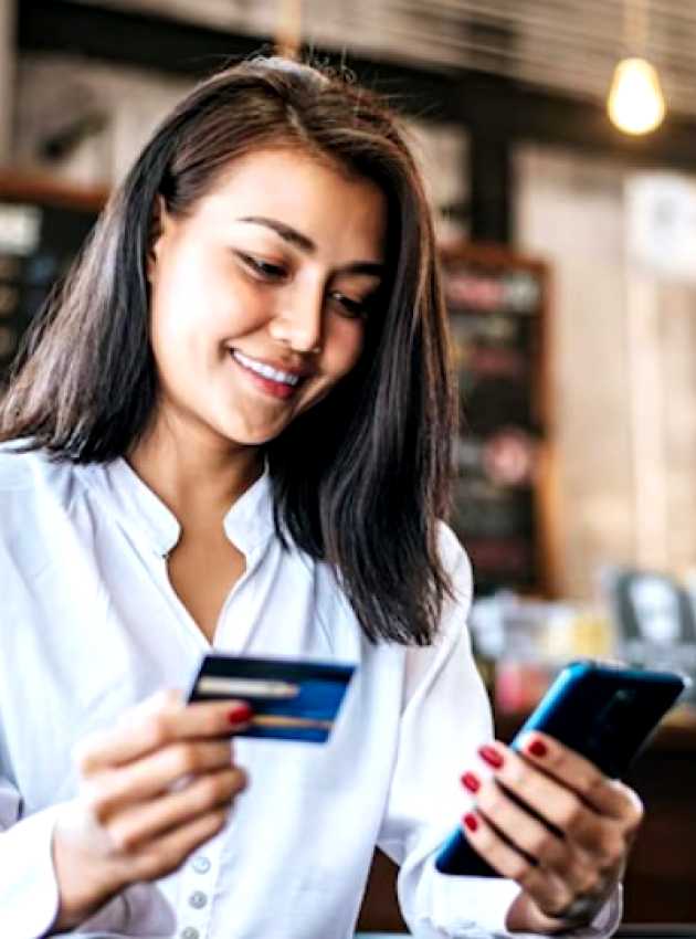 Femme donnant son numéro de carte de crédit au téléphone pour une prise de rendez-vous avec une nutritionniste-diététiste