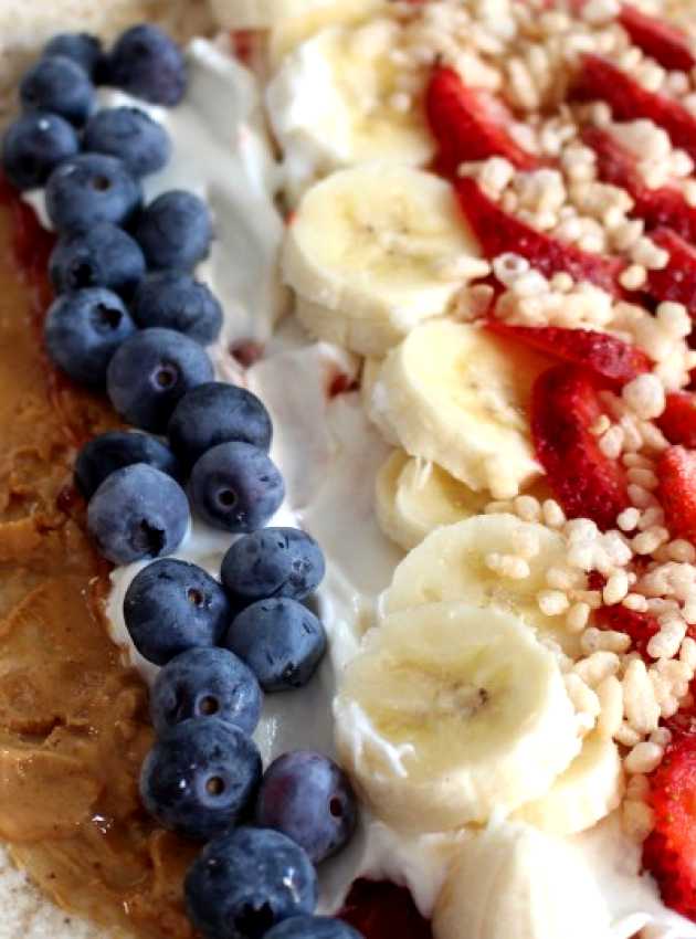 tortilla déjeuner avec fruits, beurre d'arachides et rice krispies