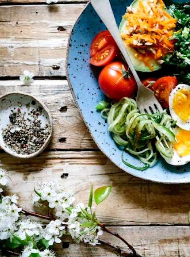 bol de verdures avec oeufs et tomates