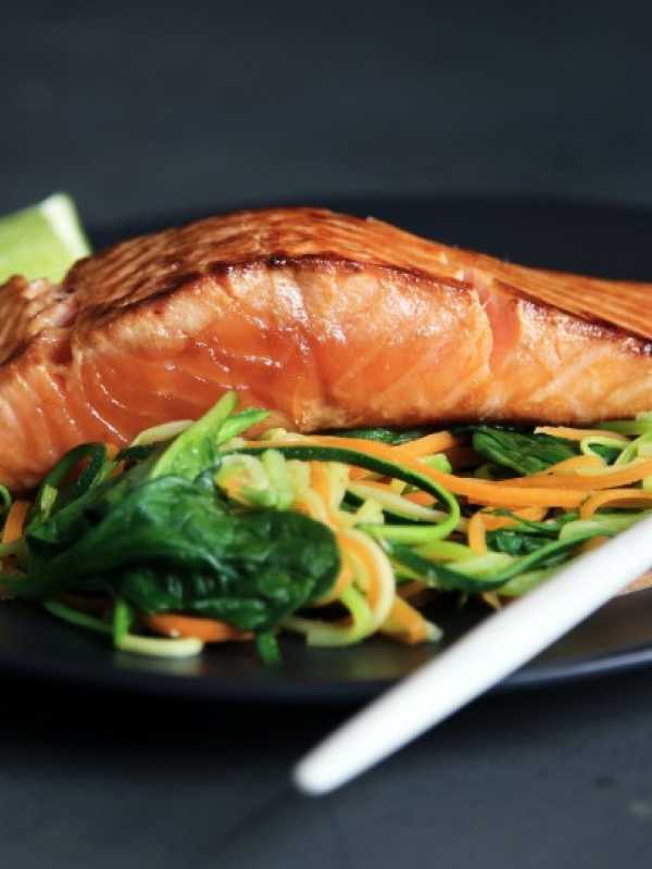saumon avec légumes dans un plat