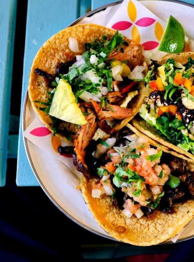 3 tacos aux crevettes servis dans une assiette