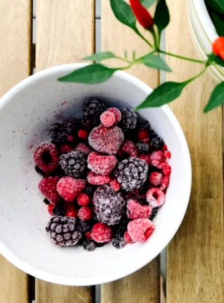 fruits congelés dans un bol avec piment