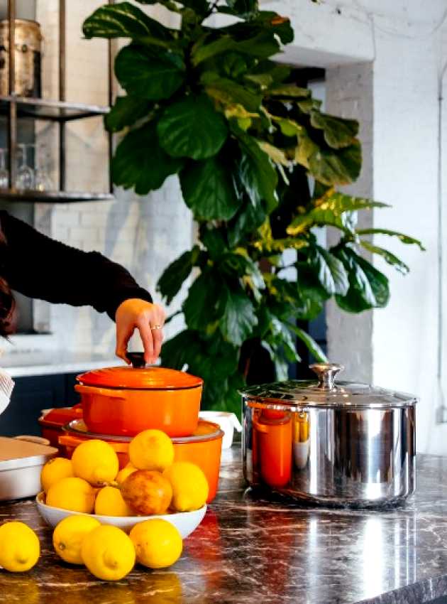 femme cuisinant dans une cuisine moderne