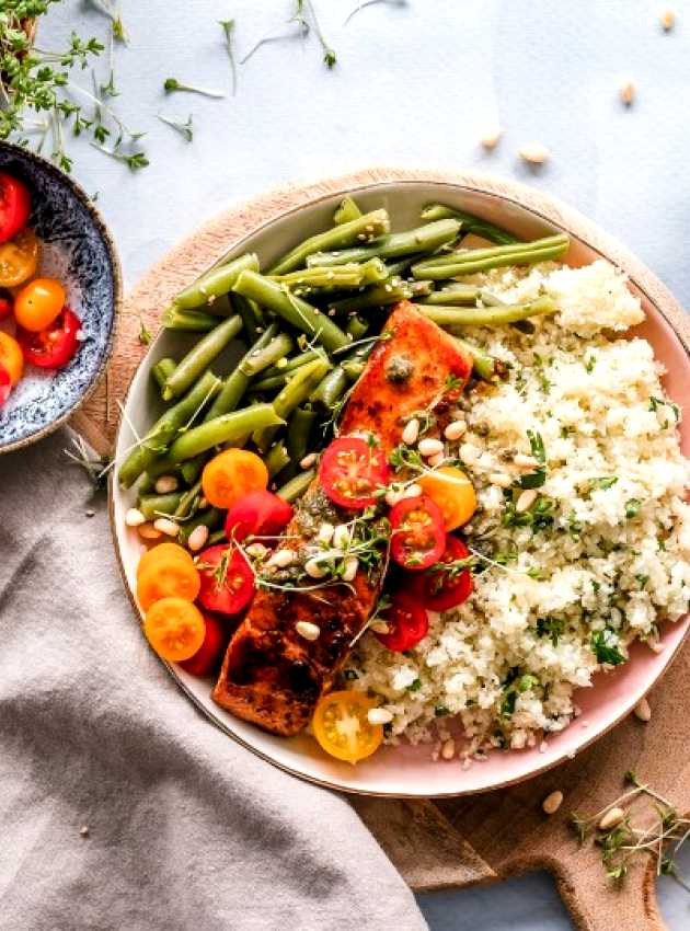 assiette de saumon avec fèves et riz