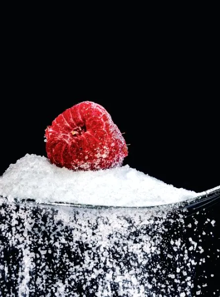 sucre raffiné superposé d'une framboise