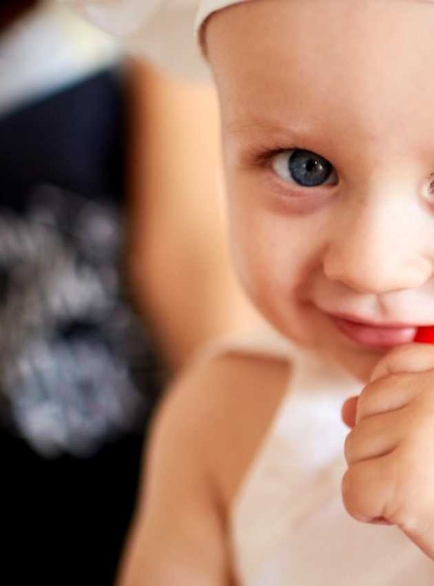 enfant aux yeux bleus avec une toque de cuisinier