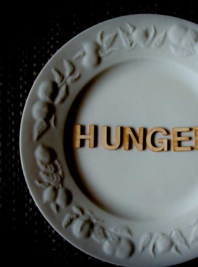 assiette à motifs de fruits avec inscription ''HUNGER''