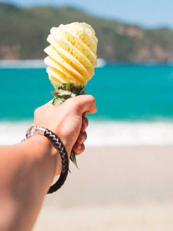 crème glacée sur un cornet à la plage