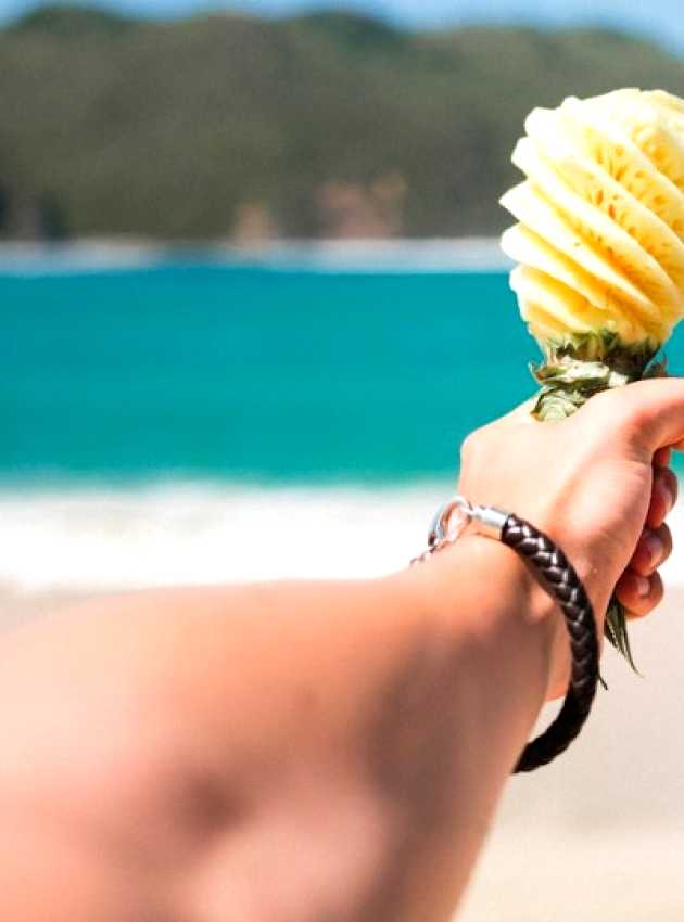 crème glacée sur un cornet à la plage