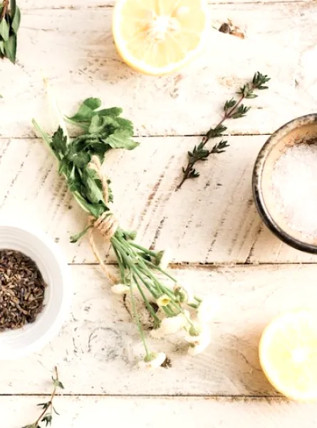 fines herbes sur une table de bois