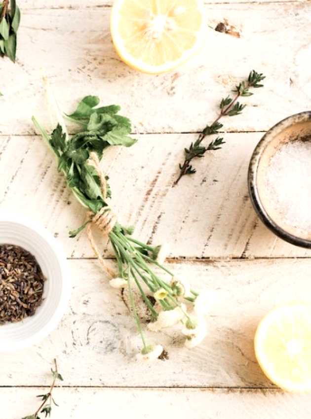 fines herbes sur une table de bois