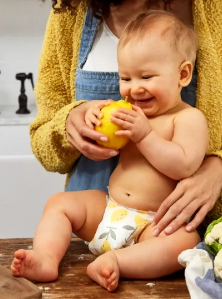 bébé sur le comptoir qui touche à des fruits