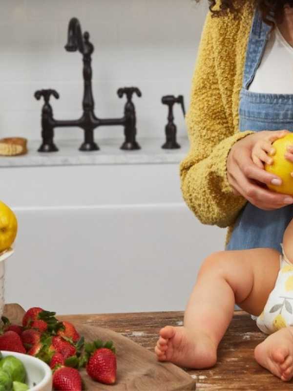 bébé sur le comptoir qui touche à des fruits