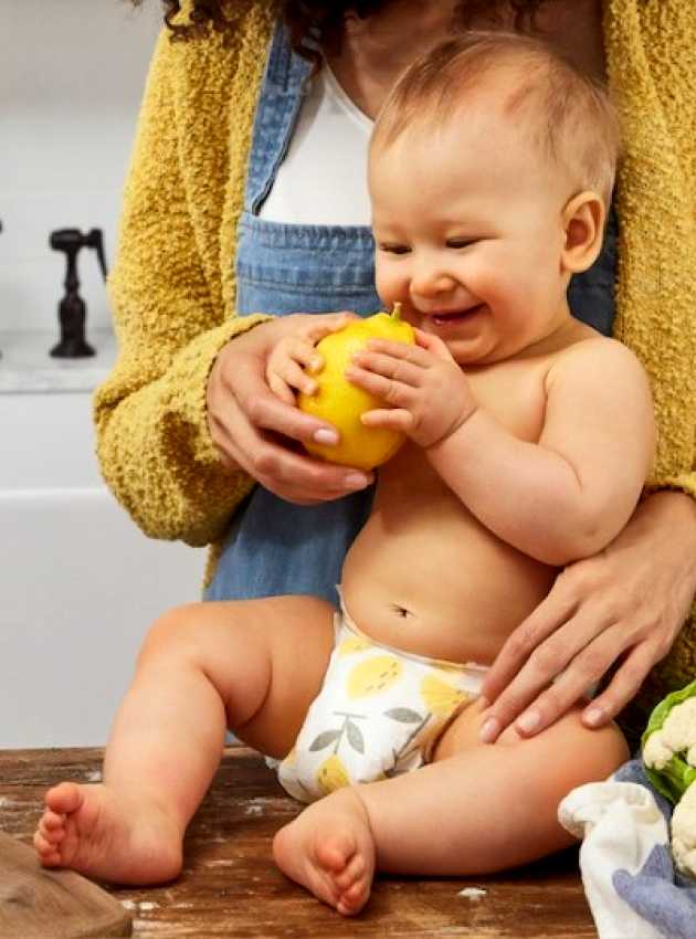 bébé sur le comptoir qui touche à des fruits