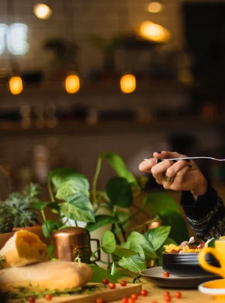 Fille qui mange intuitivement et en plein conscience