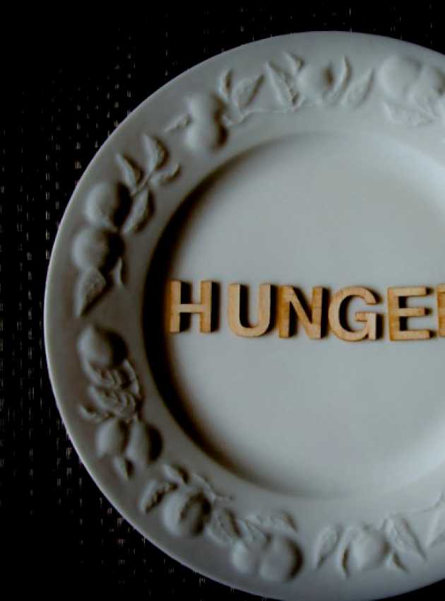 assiette avec écriture hunger