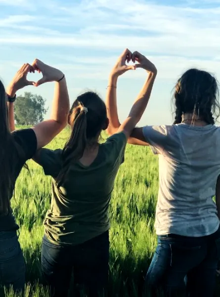 4 adolescentes dans un champs