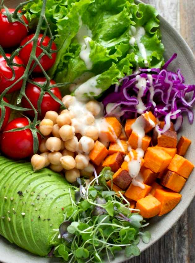 bol de légumes, avocat, pois chiche et tofu