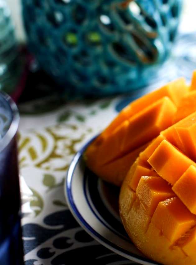 mangue fraîche coupée en cubes