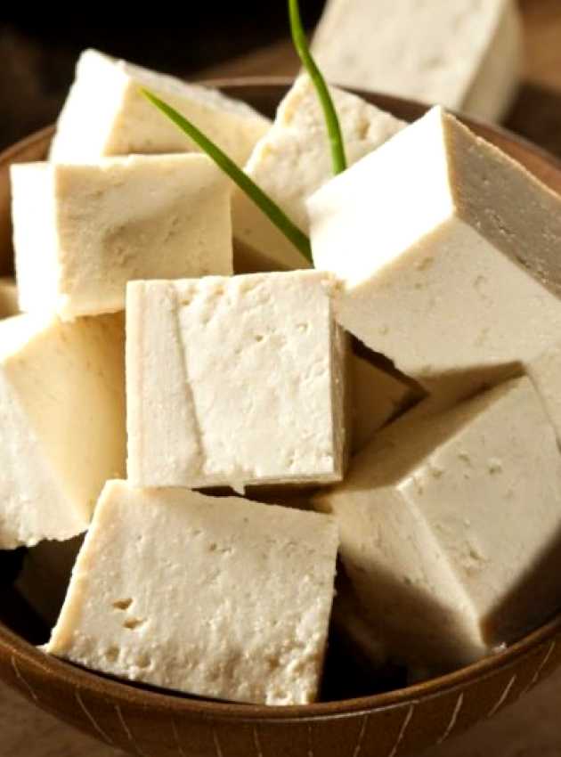 Petits cubes de tofu dans un petit bol en bois