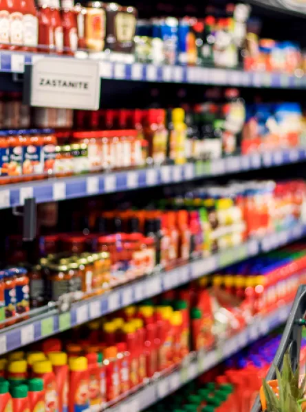 homme qui fait l'épicerie