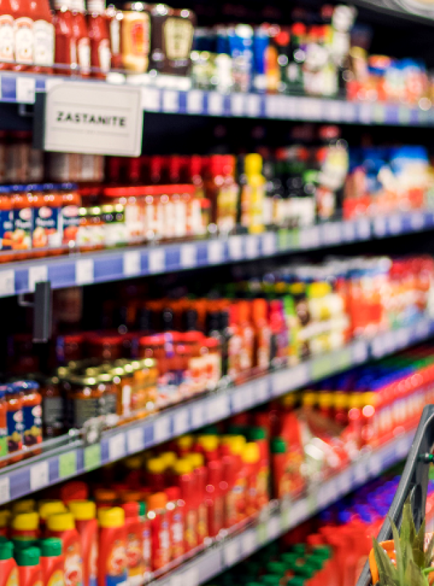 homme qui fait l'épicerie