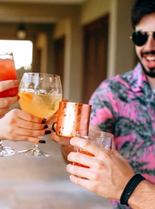 femmes et hommes en été avec un cocktail dans les mains