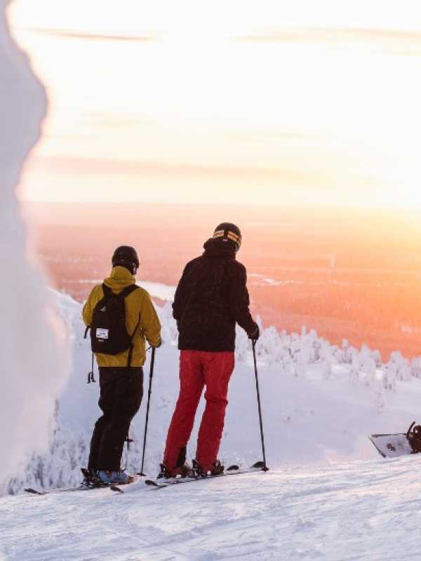 adultes en ski en plein hiver sur une montagne