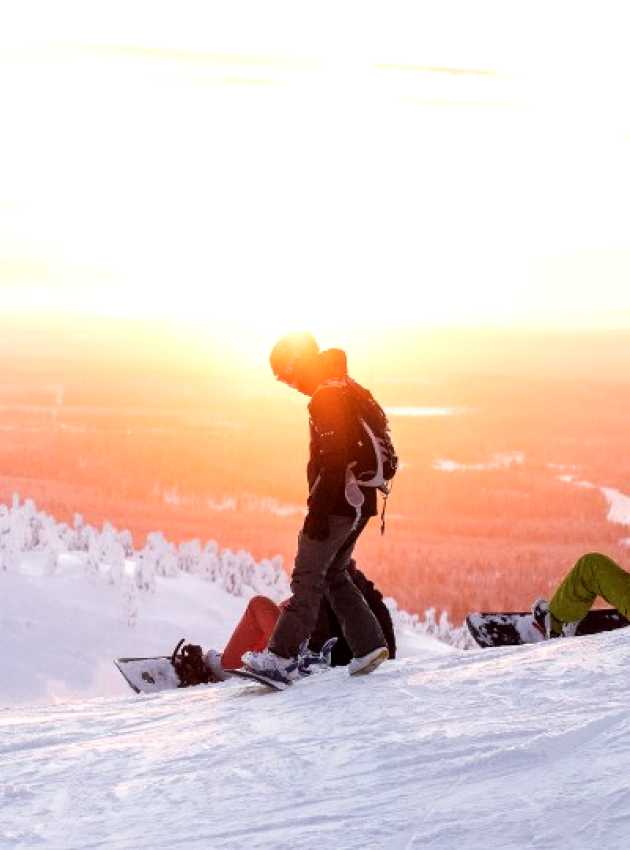 adultes en ski en plein hiver sur une montagne