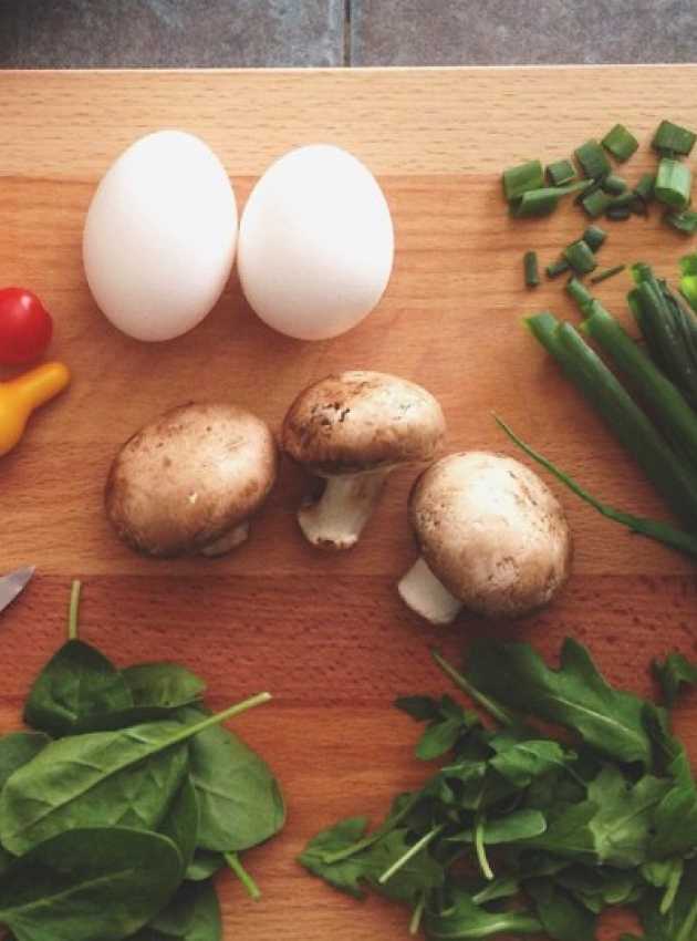 légumes et protéines sur une planche à découper en bois