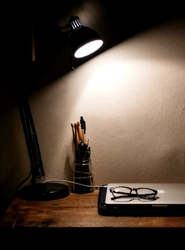 bureau de travail éclairé par une lampe