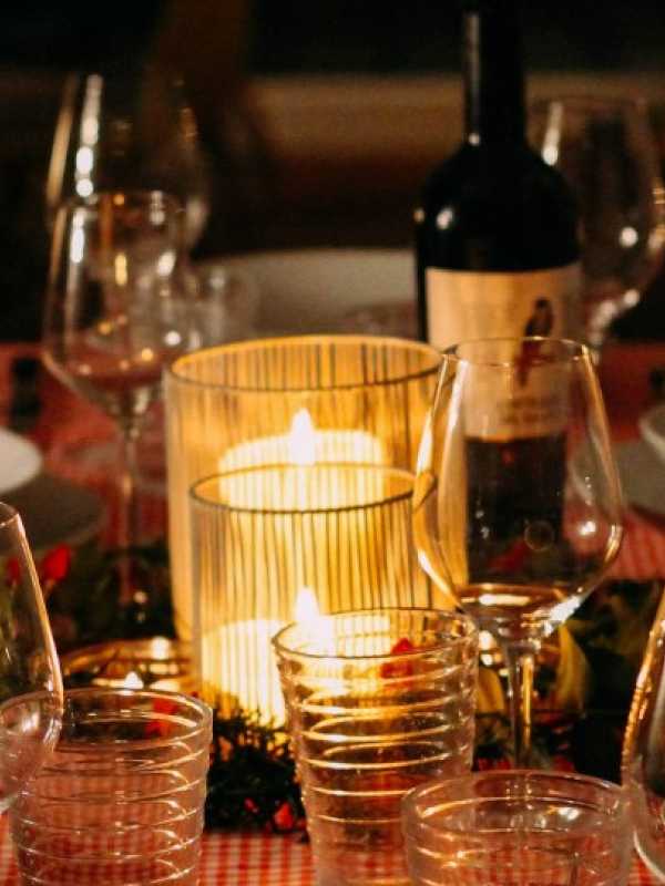repas sur la table avec bouteille de vin et bougie