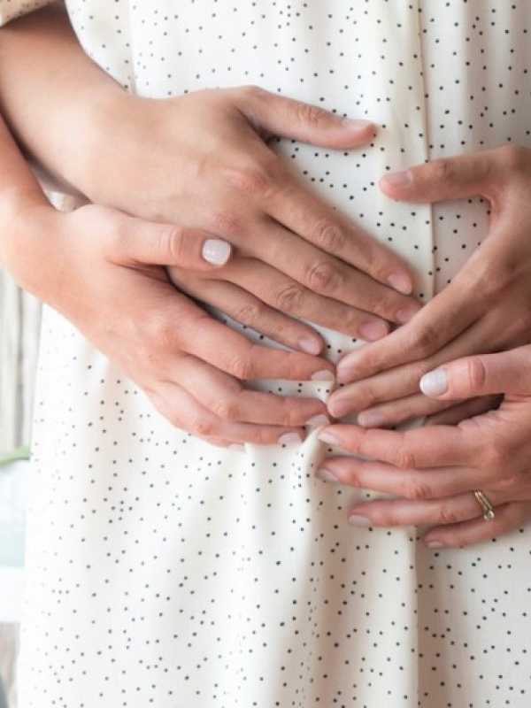 femme enceinte, nausées, mains sur le ventre enceinte