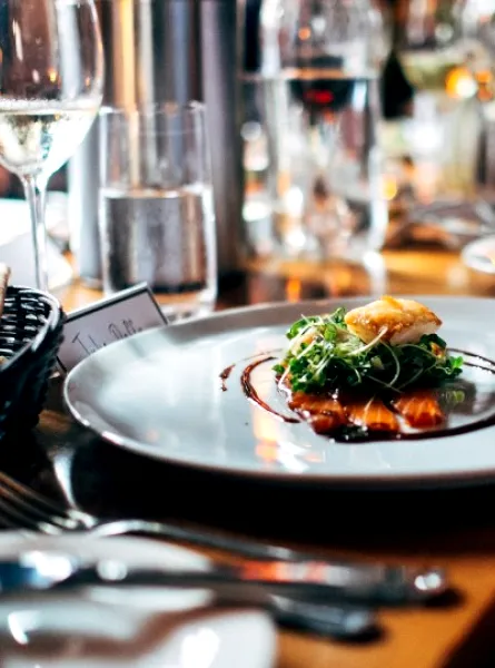plat de haute gastronomie servi dans un restaurant