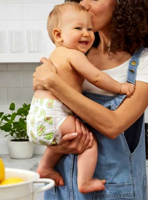 Maman avec bébé dans les bras