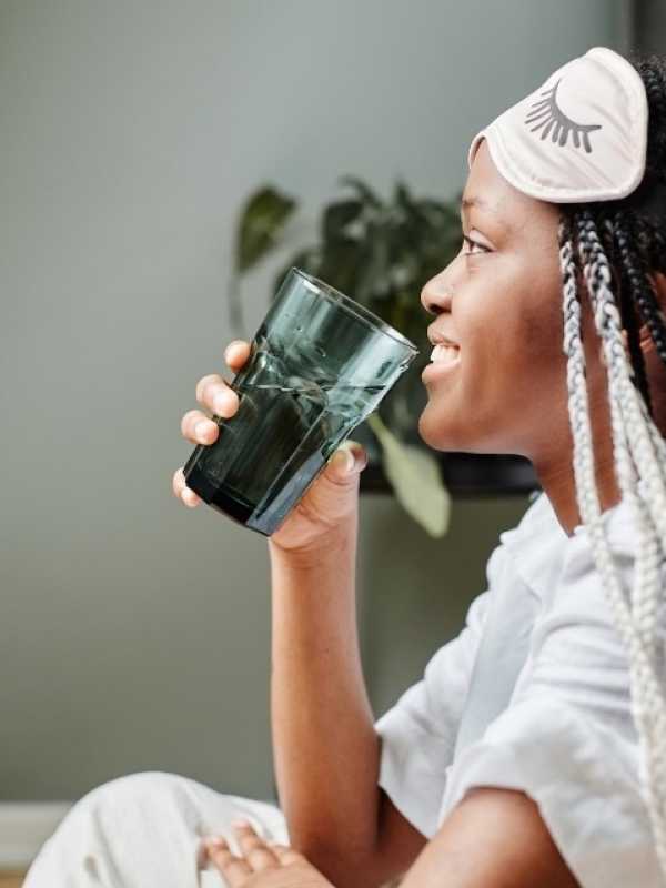 Femme qui boit de l'eau en pyjama - Woman drinking water in her pyjamas