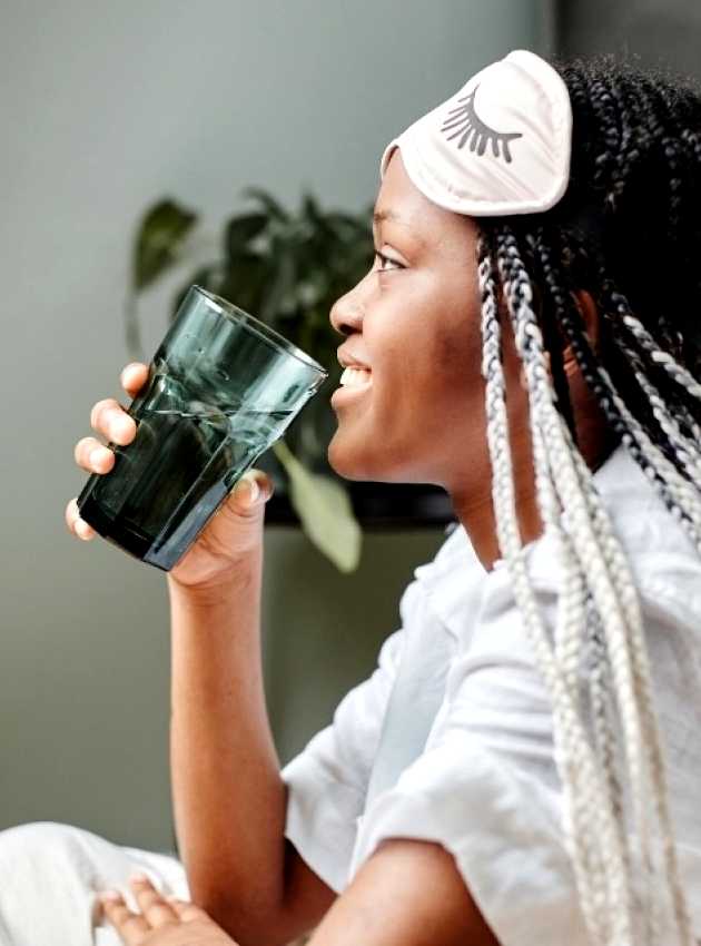 Femme qui boit de l'eau en pyjama - Woman drinking water in her pyjamas