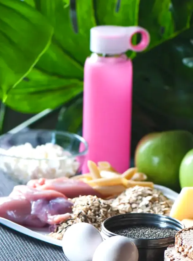aliments pour sportifs et bouteille d'eau sur un comptoir