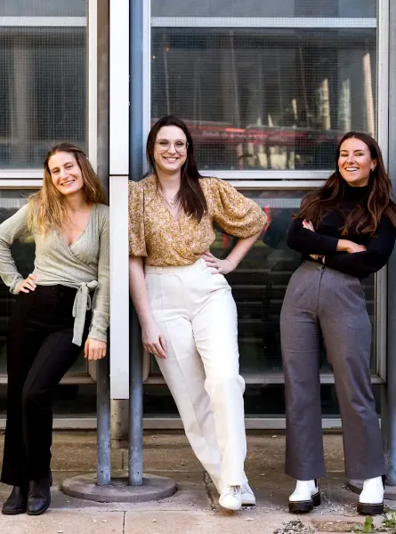 A nutritionist takes notes during a consultation with a patient - Une nutritionniste prend des notes lors d’une consultation avec un patient