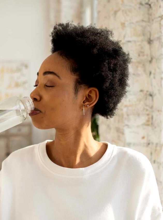 Femme buvant de l'eau - Woman drinking water