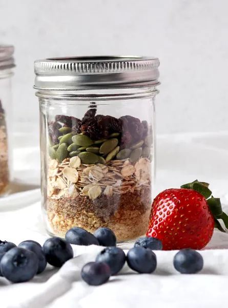 gruau à assembler avec graines, fruits séchés, bleuets et fraises